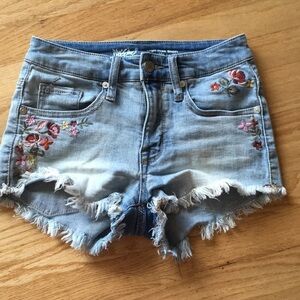 𝅺MOSSIMO High Rise Denim Embroidered Pockets Festival Raw Hem Jean Shorts 00/24